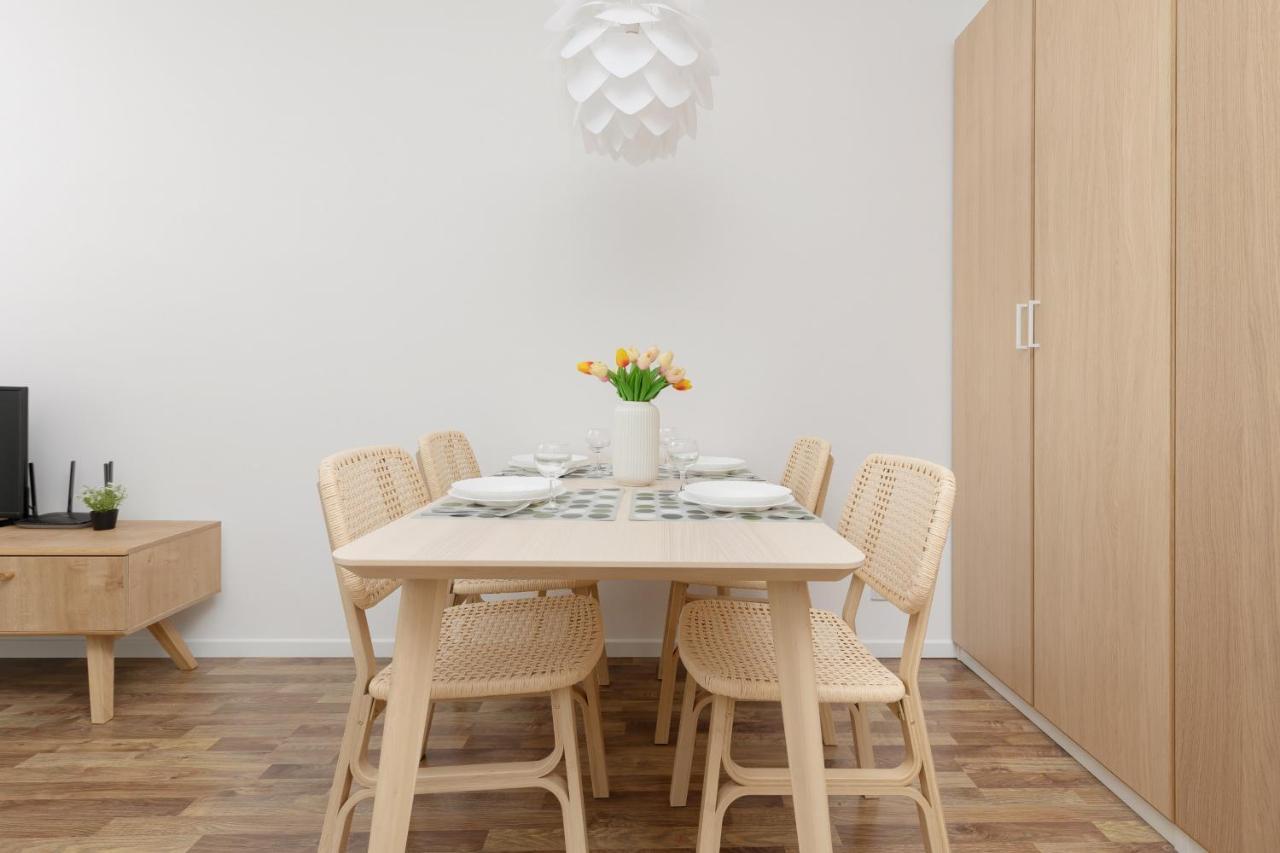 Stacja Wola Apartments With Parking By Noclegi Renters Varsó Kültér fotó