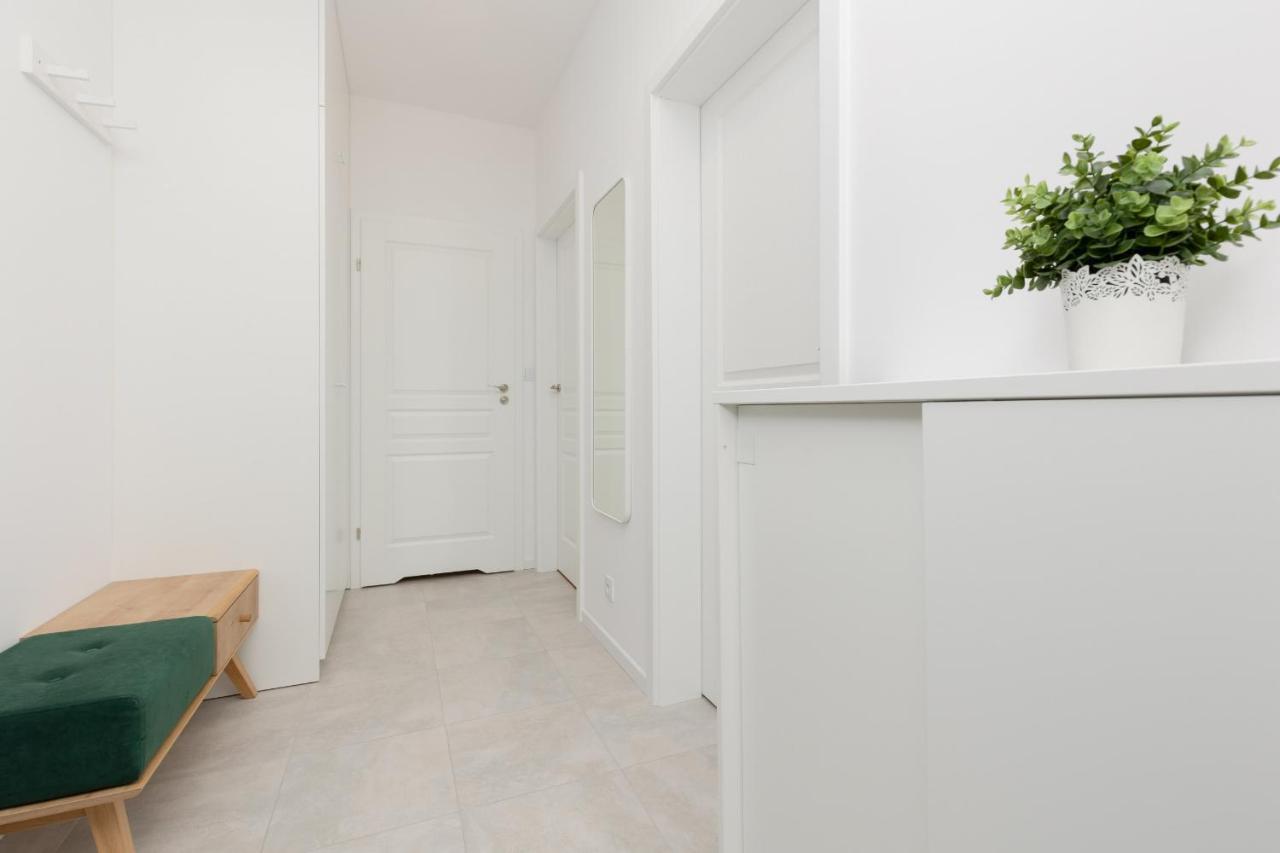 Stacja Wola Apartments With Parking By Noclegi Renters Varsó Kültér fotó
