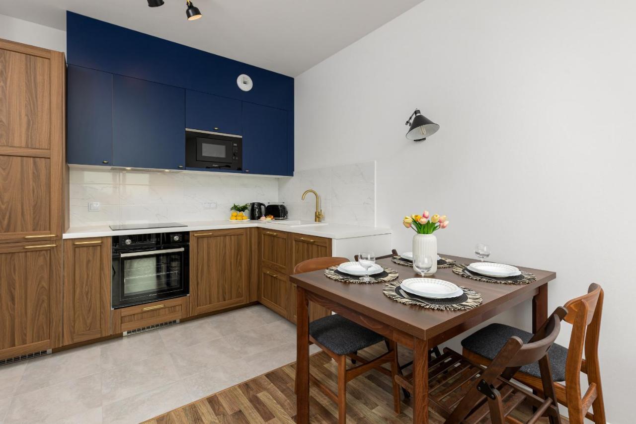 Stacja Wola Apartments With Parking By Noclegi Renters Varsó Kültér fotó